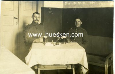 PHOTO 9x13cm: Zwei feldgraue Soldaten beim Bier. 1916...