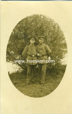 PHOTO 14x9cm: Zwei feldgraue Soldaten.