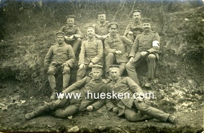 PHOTO 9x14cm: Gruppe Soldaten mit Sanitätssoldaten....