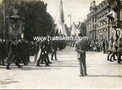PHOTO 8x11cm: Parade mit Fahnenträger