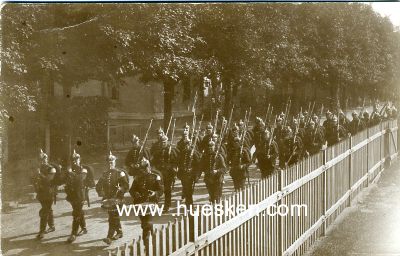 PHOTO-POSTKARTE 'Preussische Soldaten im Parademarsch'
