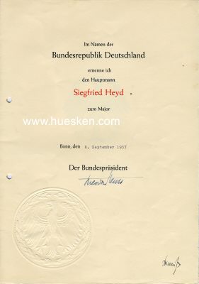 Photo 2 : HEUSS, Theodor. 1. Bundespräsident der...
