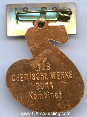 Photo 2 : VEB CHEMISCHE WERKE BUNA SCHKOPAU. Abzeichen an...