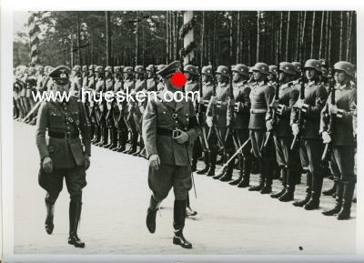 HOFFMANN-PHOTO 13x18cm um 1940: Hitler schreitet mit...