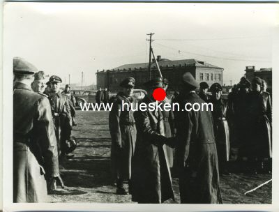 PHOTO 9x12cm um 1942: Hitler begrüßt einen...