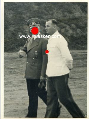 2 HOFFMANN- PHOTOS 11x8cm um 1941: Hitler im...