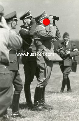 PHOTO 15x10cm um 1940: Hitler durch ein Fernglas...