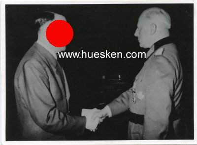 FRIESSNER, JOHANNES. Photo 12x17cm: Hitler die Hand...