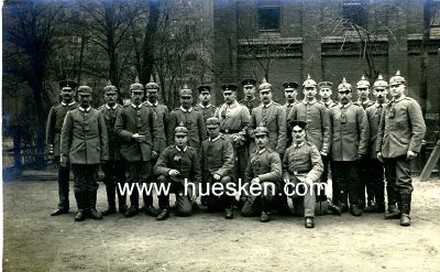 PHOTO 9x14cm: Gruppe feldgrauer Soldaten.