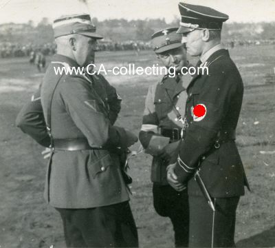 PHOTO 10x11cm: SS- und NSKK-Führer im Gespräch.