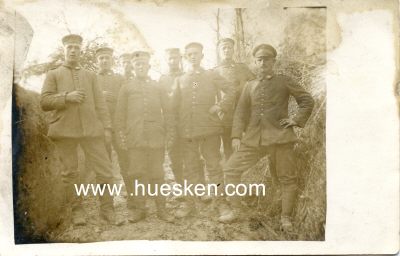 PHOTO 14x9cm: Acht feldgraue Soldaten im Wald stehend..