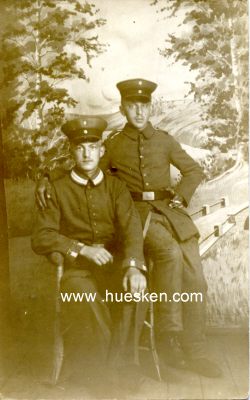 PHOTO 14x9cm: Zwei  feldgraue Soldaten sitzend. 1917 aus...