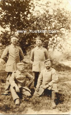 PHOTO 14x9cm: Vier feldgraue Soldaten im Grünen.