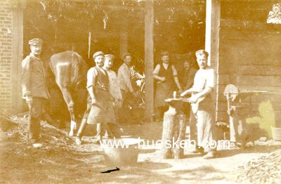 PHOTO 9x14cm: Feldgraue Soldaten und Hufschmied vor...