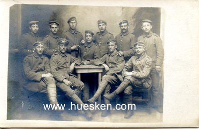 PHOTO 9x14cm: Feldgraue Soldaten am Tisch.