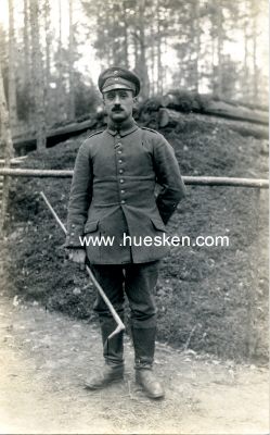 PHOTO 14x9cm: Feldgrauer Soldat im Wald.