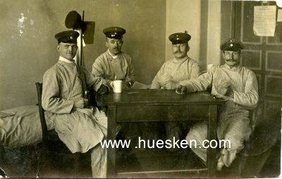 PHOTO 9x14cm: Vier Soldaten im Lazarett. 1915 als...