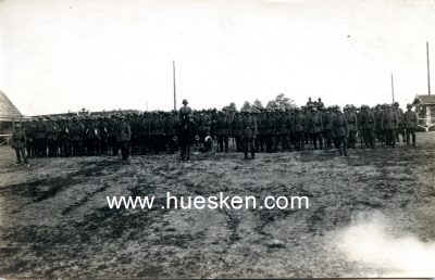 PHOTO 14x9cm: Feldgraue Kompanie mit Offizier zu Pferd.