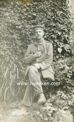 PHOTO 14x9cm: Feldgrauer Soldat sitzend. 1916 als...