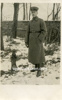 PHOTO 14x9cm: Feldgrauer Soldat mit Hund im Schnee.