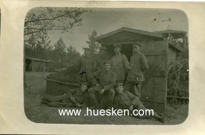 PHOTO 14x9cm: Sieben Feldgraue Soldaten vor einem...