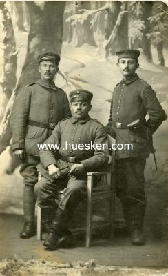 PHOTO 14x9cm: Drei feldgraue Soldaten. 1915 als Feldpost...