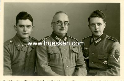PHOTO 9x13cm: drei Soldaten in Uniform, ein Soldat mit...