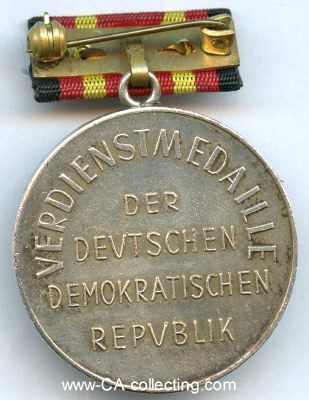 Photo 2 : VERDIENSTMEDAILLE DER DDR. Weißmetall emailliert....