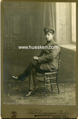 KABINETT-PORTRÄTPHOTO 16,5x10,5cm: Soldat auf Stuhl...